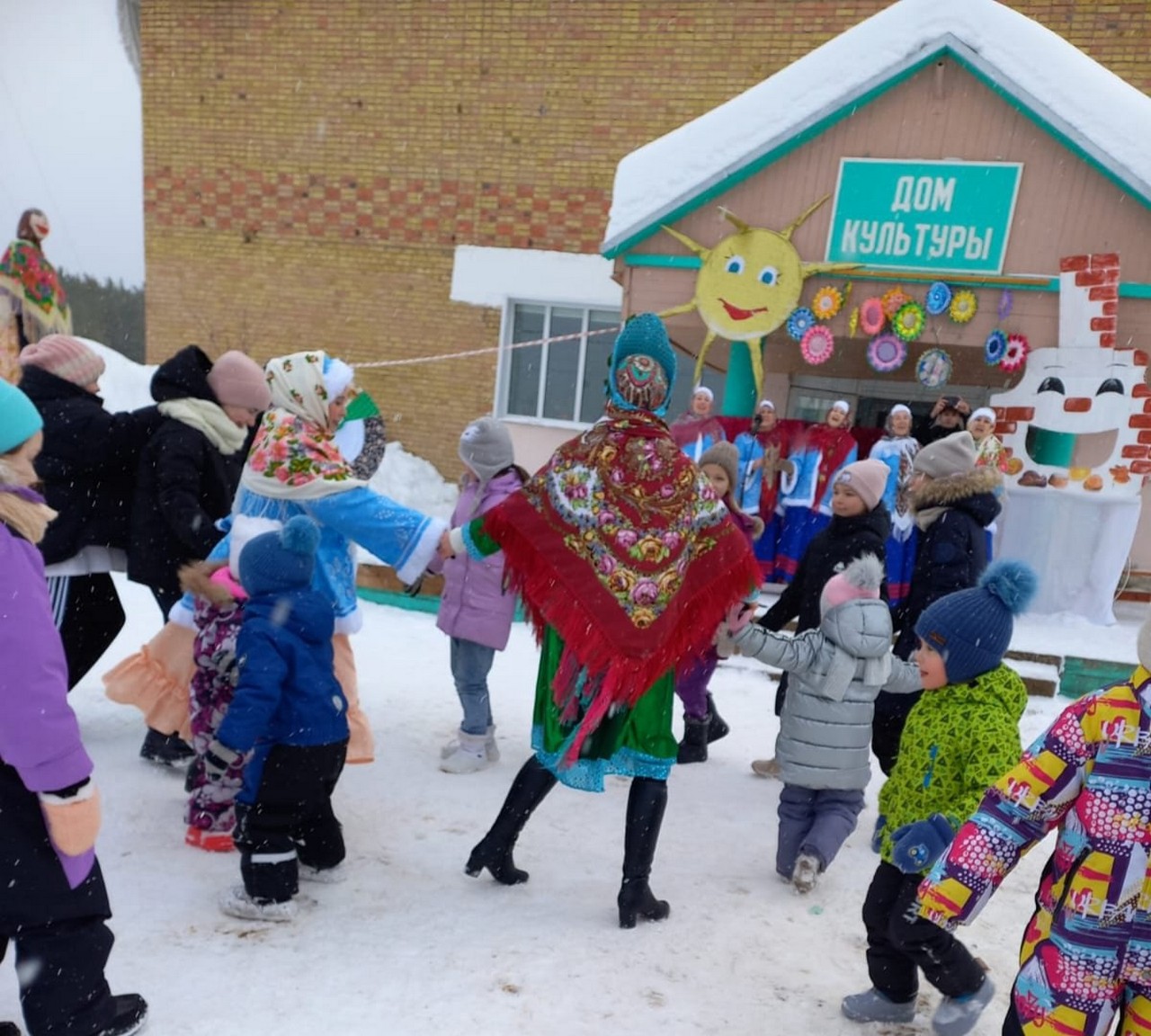 На площади Дома культуры в посёлке Югыдъяг прошло шумное и яркое народное гулянье «Широкая Масленица»..