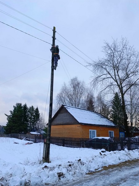 По заявлениям жителей в пст.Смолянка адмистрацией проводятся работы, в части установления допонительного освещения.