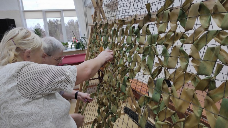 В фойе Дома культуры продолжили работу по плетению маскировочной сети..