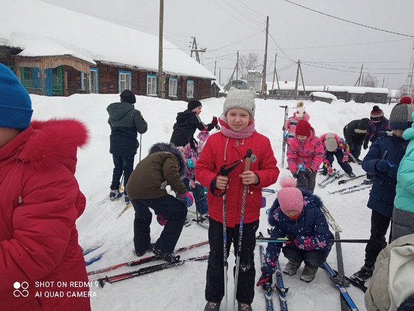 11 февраля в п.Югыдъяг учителя и учащиеся начальных классов МОУ Югыдъягской СОШ приняли активное участие во Всероссийском мероприятии “Лыжня России -2022” в рамках проекта “Жить здорово”. Инструктор по спорту на селе Екатерина Шешукова..