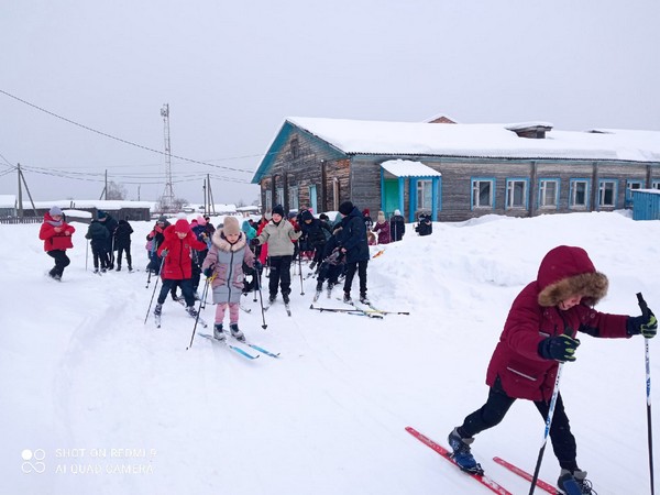11 февраля в п.Югыдъяг учителя и учащиеся начальных классов МОУ Югыдъягской СОШ приняли активное участие во Всероссийском мероприятии “Лыжня России -2022” в рамках проекта “Жить здорово”. Инструктор по спорту на селе Екатерина Шешукова..