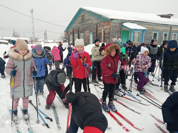 11 февраля в п.Югыдъяг учителя и учащиеся начальных классов МОУ Югыдъягской СОШ приняли активное участие во Всероссийском мероприятии “Лыжня России -2022” в рамках проекта “Жить здорово”. Инструктор по спорту на селе Екатерина Шешукова..