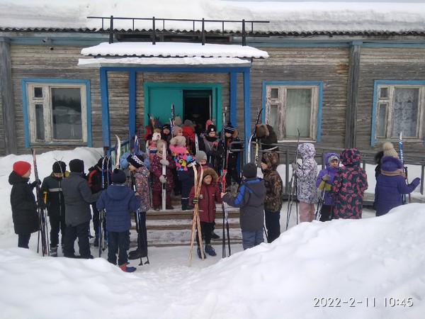 11 февраля в п.Югыдъяг учителя и учащиеся начальных классов МОУ Югыдъягской СОШ приняли активное участие во Всероссийском мероприятии “Лыжня России -2022” в рамках проекта “Жить здорово”. Инструктор по спорту на селе Екатерина Шешукова..